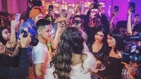 Jadi tamu spesial, di acara ulang tahun Karin yang ke-22. Sabian menemani sang kekasih, saat meniup lilin dan memotong kue ulang tahun yang meriah. Foto: Instagram - Istimewa