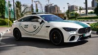 Kini, polisi Dubai punya koleksi mobil patroli baru. Kali ini adalah Mercedes-AMG GT 63 S.