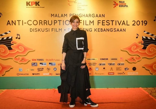 Najwa Shihab pun bangga pakai sneakers dari brand lokal seperti Compass. Muncul di Malam Penghargaan Anti-Corruption Film Festival 2019 belum lama ini, ibu satu anak itu tampak memakai Compass Research & Destroy Proto 1 Hi. (Foto: Instagram/@najwashihab)