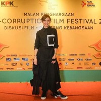 Najwa Shihab pun bangga pakai sneakers dari brand lokal seperti Compass. Muncul di Malam Penghargaan Anti-Corruption Film Festival 2019 belum lama ini, ibu satu anak itu tampak memakai Compass Research & Destroy Proto 1 Hi. (Foto: Instagram/@najwashihab)
