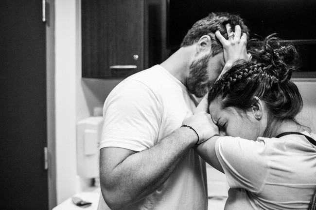 Foto ini menampilkan perjuangan sesungguhnya ibu melahirkan. Sakit yang luar biasa dirasakan saat kontraksi semakin intens menjelang bayi lahir. Dan perlu tenaga ekstra saat akan mendorong bayi keluar dari rahim. Foto: Dok. jacksonville-birth-photographer