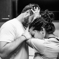 Foto ini menampilkan perjuangan sesungguhnya ibu melahirkan. Sakit yang luar biasa dirasakan saat kontraksi semakin intens menjelang bayi lahir. Dan perlu tenaga ekstra saat akan mendorong bayi keluar dari rahim. Foto: Dok. jacksonville-birth-photographer