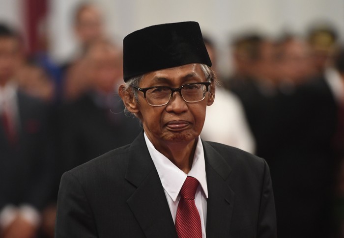Anggota Dewan Pengawas KPK Artidjo Alkostar bersiap mengikuti upacara pelantikan Pimpinan dan Dewan Pengawas KPK di Istana Negara, Jakarta, Jumat (20/12/2019). Presiden Joko Widodo resmi melantik lima orang Dewan Pengawas KPK periode 2019-2023 yaitu Artidjo Alkostar, Harjono, Syamsuddin Haris, Tumpak Hatorangan Panggabean dan Albertina Ho. ANTARA FOTO/Akbar Nugroho Gumay/wsj.