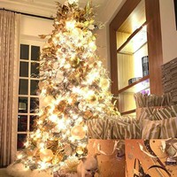 Sovia Vergara mengunggah ke Instagram foto pohon Natalnya yang sangat penuh dengan pernak-pernik Natal. Pohon Natal yang tampak menjulang tinggi itu dipasang di sudut ruangan dekat dengan jendela rumahnya. Tak lupa, berbagai macam kado juga terlihat di dekat pohon Natal tersebut. Dari semua foto pohon Natal milik seleb Hollywood ini, mana yang jadi favoritmu? Foto: Instagram