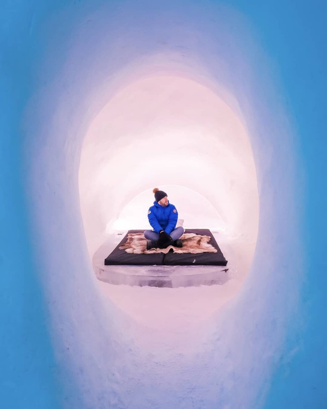 Jika kamu menginap di sani, pastinya akan menemukan tempat-tempat berfoto yang keren dan unik. Seperti ruangan ini yang dinamakan Kaamos Aurinko. Ruangan ini memungkinkan para pengunjung untuk merasakan malam musim dingin di kutub serta matahari tengah malam di musim panas. Ruangan ini di desain oleh Veronika Mayerböck, Katharina Wyss dan Frank Dittmann. Foto: Instagram @icehotelsweden