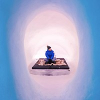 Jika kamu menginap di sani, pastinya akan menemukan tempat-tempat berfoto yang keren dan unik. Seperti ruangan ini yang dinamakan Kaamos Aurinko. Ruangan ini memungkinkan para pengunjung untuk merasakan malam musim dingin di kutub serta matahari tengah malam di musim panas. Ruangan ini di desain oleh Veronika Mayerböck, Katharina Wyss dan Frank Dittmann. Foto: Instagram @icehotelsweden