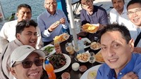 Dengan pemandangan laut lepas, ini keseruan Arie Prabowo bersama dengan teman-temannya saat menikmati hidangan di restoran Cicerellos Fremantle yang berada di Australia. Foto: Instagram @arie_ariotedjo