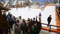 Pengunjung akan dikenakan tarif Rp 300 ribu untuk main di sini. Harga tiket ini sama baik untuk weekdays maupun weekend. Tiket bisa dibeli langsung di lokasi atau melalui situs transsnowworld.com (Grandyos Zafna/detikcom)