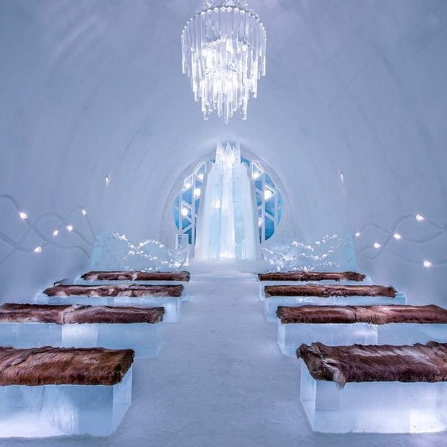 Tidak hanya menyediakan kamar tidur, hotel es yang bernama Ice Hotel Winter ini juga menyediakan ruang aula untuk acara yang diberi nama Hikari. Ruangan ini di desain oleh Saito & Natsuki Shingo. Keren banget sih, benar-benar mengingatkan kastilnya Elsa di film Frozen kan? Foto: Instagram @icehotelsweden