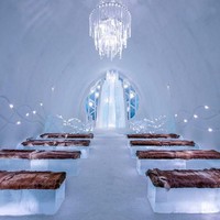 Tidak hanya menyediakan kamar tidur, hotel es yang bernama Ice Hotel Winter ini juga menyediakan ruang aula untuk acara yang diberi nama Hikari. Ruangan ini di desain oleh Saito & Natsuki Shingo. Keren banget sih, benar-benar mengingatkan kastilnya Elsa di film Frozen kan? Foto: Instagram @icehotelsweden