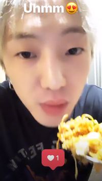 Sebelum Konser di Jakarta, 2 Personil Boyband Winner Cicip Nasi Goreng