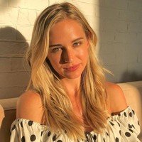 Untuk membersihkan wajah dari makeup sebelum tidur, ia menggunakan One Love Organics Botanical B Cleansing Oil $60.94. Tak cukup dengan krim dan serum, Gilda juga sering mengandalkan masker seperti Evolve Beauty Radiant Glow Face Mask $89.72 dan Tata Harper Purifying Mask $105.32. Foto: Instagram @gildajoelle