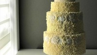 Kue cantik yang memiliki warna kuning ini terlihat sederhana dengan hiasan krim mentega di sekeliling kue, nyam! Foto: Instagram @albenacakedesign