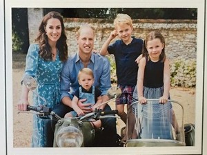Berpose di Motor Vintage, Ini Potret Kartu Natal Keluarga Pangeran William