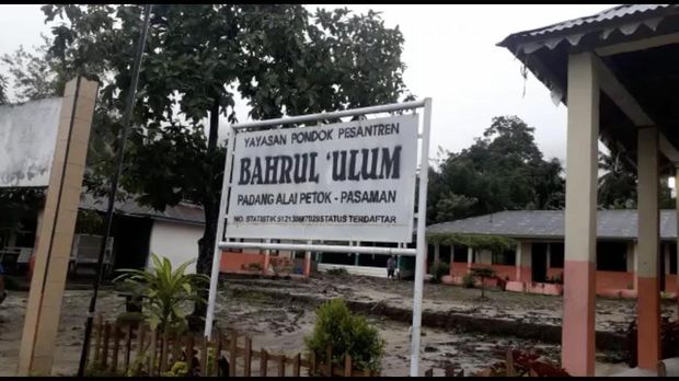Sejumlah material longsor berupa lumpur dan kayu, memenuhi badan jalan, termasuk sebuah Pondok Pesantren. Foto: Sulthan Jeka Kampai/detikcom.