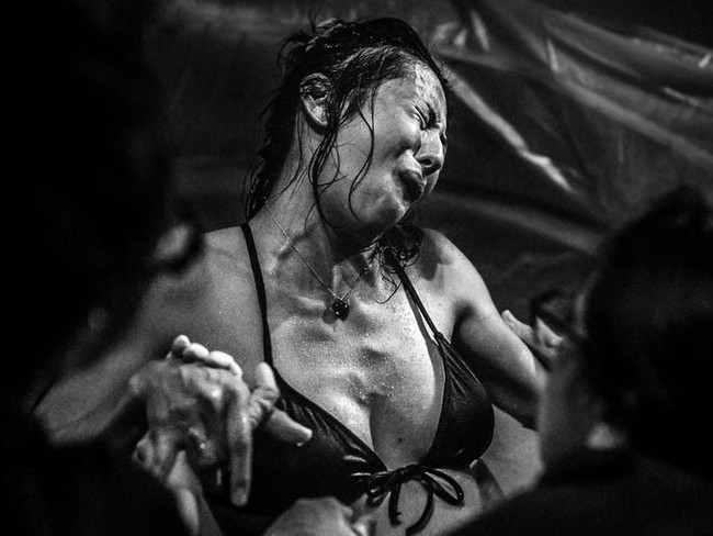 Perjuangan ibu melahirkan sungguh luar biasa. Apalagi saat ibu yang akan melahirkan punya dua anak balita. Wanita ini misalnya, di saat merasakan sakit kontraksi, dia tetap harus menidurkan anaknya terlebih dahulu. Foto: Dok. Breanna Lynch Photography