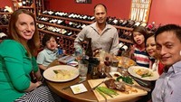 Steak jadi menu pilihan Arie Prabowo kala kulineran di Gianmarcos Restaurant, sebuah restoran mewah yang berada di Amerika Serikat. Restorannya unik dihiasi dengan botol-botol minuman yang ditata berbaring. Foto: Instagram @arie_ariotedjo