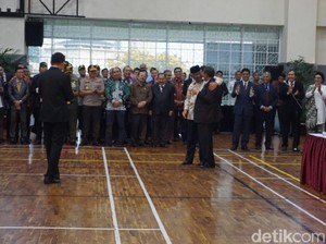Momen Pelukan Ketua Dewas KPK Tumpak dan Eks Pimpinan KPK Ruki