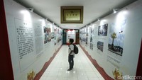 Pameran ini menampilkan deretan foto-foto sejarah sekaligus memperingati HUT ke-20 kembalinya Macau ke RRC.