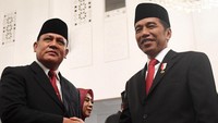 Firli Bahuri mendapat ucapan selamat dari Presiden Jokowi usai membacakan sumpah jabatan di Istana Negara, Jumat (20/12/2019). 