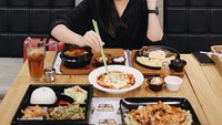 Jessica Mila berperan sebagai wanita gemuk di Imperfect. Untuk film ini, Jessica sengaja menaikkan bobot tubuhnya. Ini Jessica saat menyantap makanan khas Korea, mulai dari tteokbokki hingga dosirak. Foto: Instagram @jscmila