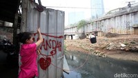 Di warung ini, pembeli dan pedagang melakukan transaksi jual-beli dengan menggunakan ember yang dikerek menggunakan tali untuk mengantarkan makanan.