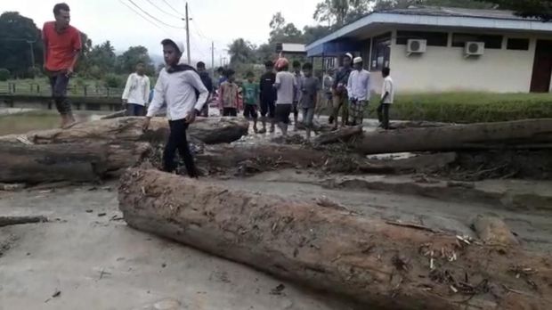 Akses jalan sempat tertutup material longsor. Foto: Sulthan Jeka Kampai/detikcom.