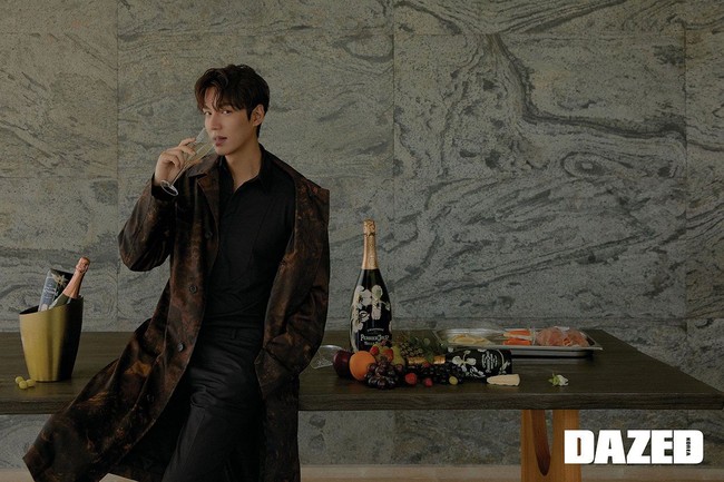 Ketampanan dan penampilan stylish Lee Min Ho makin terpancar dalam balutan koleksi busana dari Dior yang dikenakannya di seluruh pemotretan. Foto: Dok. DAZED Magazine