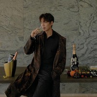 Ketampanan dan penampilan stylish Lee Min Ho makin terpancar dalam balutan koleksi busana dari Dior yang dikenakannya di seluruh pemotretan. Foto: Dok. DAZED Magazine