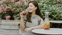 Memiliki paras yang cantik, ini Jessica Milaa saat berpose dengan segelas infused water. Mungkin ini resep bugarnya ya? Foto: Instagram @jscmila