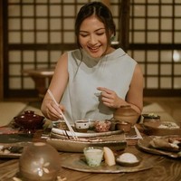 Jessica Mila menghindari konsumsi karbohidrat terlalu banyak. Dia pun tidak makan nasi putih lagi tapi menggantinya dengan nasi merah dan mengurangi makanan manis serta berminyak. Kini bintang film Imperfect itu lebih banyak makan daging panggang, makanan rebusan, sayur serta buah. Foto: Instagram @jscmila