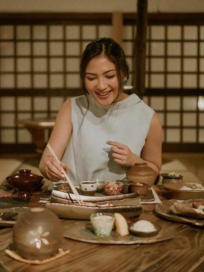 Jessica Mila menghindari konsumsi karbohidrat terlalu banyak. Dia pun tidak makan nasi putih lagi tapi menggantinya dengan nasi merah dan mengurangi makanan manis serta berminyak. Kini bintang film Imperfect itu lebih banyak makan daging panggang, makanan rebusan, sayur serta buah. Foto: Instagram @jscmila