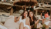 Jessica Mila aktris kelahiran 3 Agustus 1992 ini berpose santai dengan sahabatnya saat menikmati sunset di salah satu kafe pinggir pantai yang ada di Bali. Foto: Instagram @jscmila