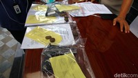 Polisi menyita sejumlah barang bukti dari para tersangka.