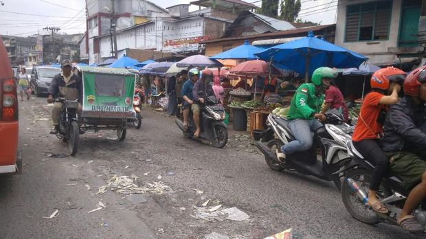 Kawasan sekitar Pasar Sukaramai Medan 'dijajah' PKL (Datuk Haris Molana-detikcom)