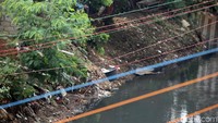 Aktivitas unik di warung ini menjadi salah satu cara kreatif pedagang di pinggir Kali Mampang agar usaha mereka tetap dapat berkembang dan kehilangan pembeli meski minimnya akses menuju ke warung tersebut. Keberadaan warung eretan di kali Ibu Kota ini pun seakan menambah warna kehidupan masyarakat di kota Jakarta.
