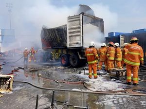 Petugas Damkar Padamkan Truk Kontainer yang Terbakar di Tanjung Perak