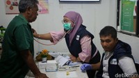 Seorang sopir diperiksa tekanan jantungnya.