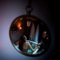Rasa sakit karena kontraksi bisa diredakan dengan sejumlah cara. Potret karya Ashley Marston Photography ini menampilkan momen ibu menenangkan rasa sakit kontraksinya dengan berendam di dalam bathtub dengan didampingi sang suami. Foto: Dok. Ashley Marston Photography