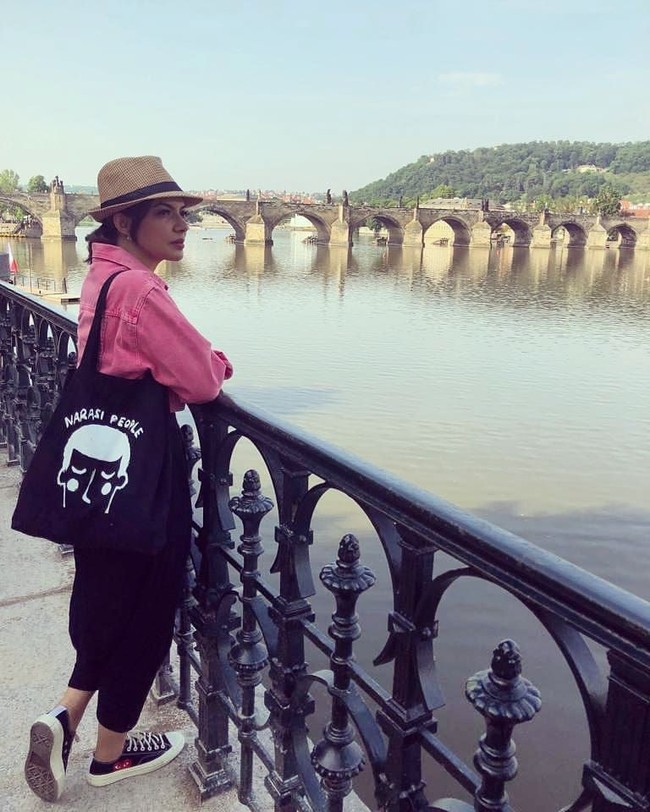 Liburan ke luar negeri, presenter Mata Najwa ini bersolek dengan Converse Commes Des Garcons Play CDG Low. (Foto: Instagram/@najwashihab)
