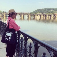 Liburan ke luar negeri, presenter Mata Najwa ini bersolek dengan Converse Commes Des Garcons Play CDG Low. (Foto: Instagram/@najwashihab)