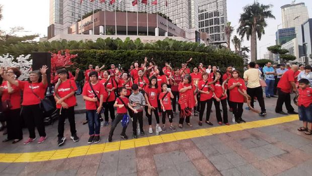 Unik! Alat Musik dari Tanduk Rusa Meriahkan Christmas Carol di Bundaran HI