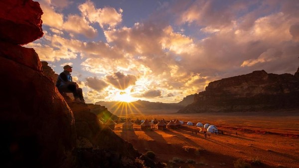 Luasnya 720 km persegi, Wadi rum dikenal memiliki ngarai sempit yang sering didatangi wisatawan untuk hiking (iStock) Luasnya 720 km persegi, Wadi rum dikenal memiliki ngarai sempit yang sering didatangi wisatawan untuk hiking (iStock)