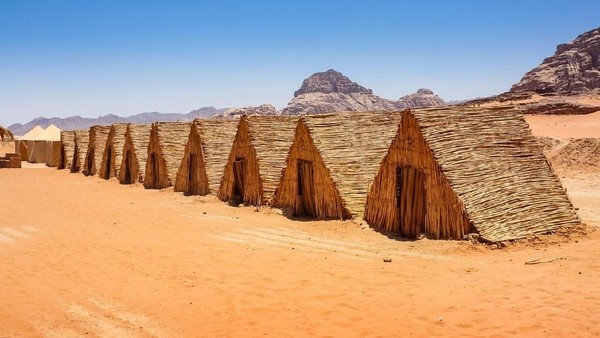 Untuk mengenal budaya tradisional, pengunjung bisa menginap di kamp Badui yang ditawarkan oleh penduduk asli Wadi Rum (iStock)