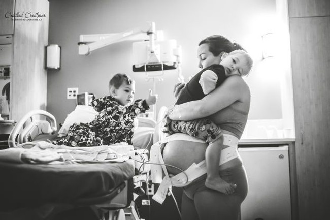 Bagi ibu yang sudah melahirkan, pastinya paham betapa sakit kontraksi melahirkan sungguh tiada duanya. Begitu sakitnya, ibu bisa melakukan hal apapun yang meredakan rasa sakitnya itu, termasuk menyakiti suami. Foto: Dok. Cradled Creations Birth Photography