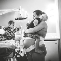 Bagi ibu yang sudah melahirkan, pastinya paham betapa sakit kontraksi melahirkan sungguh tiada duanya. Begitu sakitnya, ibu bisa melakukan hal apapun yang meredakan rasa sakitnya itu, termasuk menyakiti suami. Foto: Dok. Cradled Creations Birth Photography