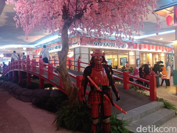 Kamu juga akan menemukan berbagai ornamen khas Jepang seperti pohon sakura, jembatan dan shogun klasik. (Putu Intan/detikcom) Kamu juga akan menemukan berbagai ornamen khas Jepang seperti pohon sakura, jembatan dan shogun klasik. (Putu Intan/detikcom)