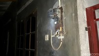 Pemilik rumah, Ngadiyono (57), mengatakan kejadian terjadi pada hari Kamis (19/12), sekitar jam 18.00 WIB, tepatnya saat ia tengah memperbaiki kandang kambing. Di tengah kesibukannya itu, tiba-tiba terdengar suara keras dari bagian belakang rumahnya.