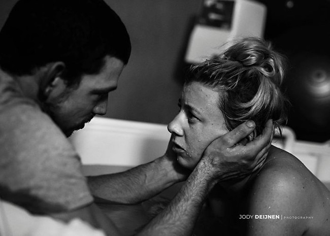 Potret hitam putih ini menampilkan dengan sempurna rasa sakit yang dialami seorang ibu saat merasakan kontraksi melahirkan. Demi melahirkan buah hatinya, seorang ibu rela merasakan sakit kontraksi berjam-jam. Dukungan suami atau sang ayah lah yang terpenting di momen ini. Foto: Dok. Jody Deijnen Photography Report