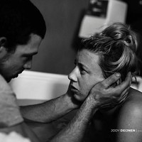 Potret hitam putih ini menampilkan dengan sempurna rasa sakit yang dialami seorang ibu saat merasakan kontraksi melahirkan. Demi melahirkan buah hatinya, seorang ibu rela merasakan sakit kontraksi berjam-jam. Dukungan suami atau sang ayah lah yang terpenting di momen ini. Foto: Dok. Jody Deijnen Photography Report